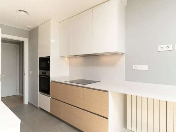 Закрытый жк в 5 минутах ходьбы от пляжа в Бадалона Марина