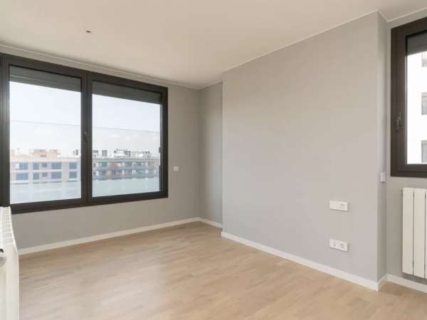 Закрытый жк в 5 минутах ходьбы от пляжа в Бадалона Марина