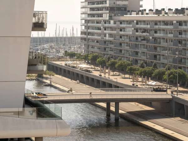 Закрытый жк в 5 минутах ходьбы от пляжа в Бадалона Марина