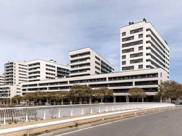 Закрытый жк в 5 минутах ходьбы от пляжа в Бадалона Марина