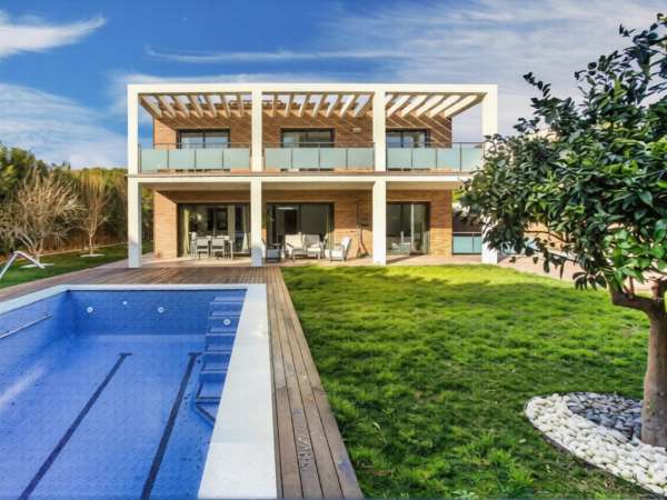 Исключительная вилла на второй линии моря в престижном поселке Гава Мар