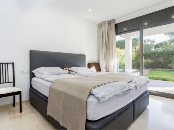 Исключительная вилла на второй линии моря в престижном поселке Гава Мар