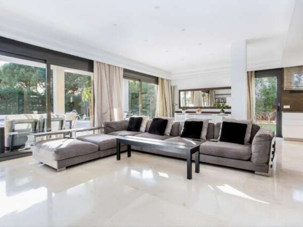 Исключительная вилла на второй линии моря в престижном поселке Гава Мар