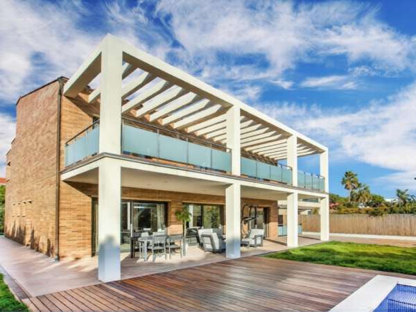 Исключительная вилла на второй линии моря в престижном поселке Гава Мар