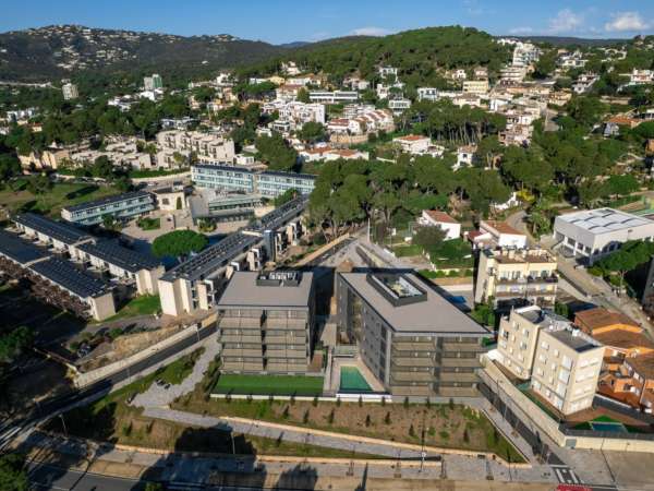 Премиальный закрытый жилой комплекс в Калонже на второй линии моря