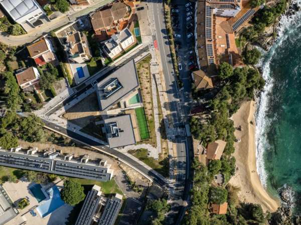 Премиальный закрытый жилой комплекс в Калонже на второй линии моря