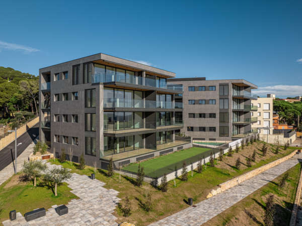 Премиальный закрытый жилой комплекс в Калонже на второй линии моря