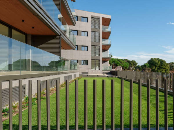 Премиальный закрытый жилой комплекс в Калонже на второй линии моря