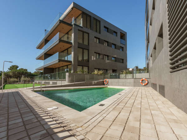 Премиальный закрытый жилой комплекс в Калонже на второй линии моря