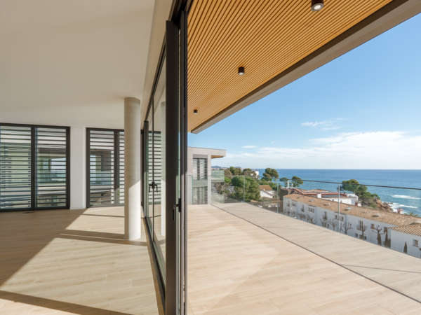 Премиальный закрытый жилой комплекс в Калонже на второй линии моря