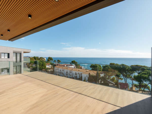 Премиальный закрытый жилой комплекс в Калонже на второй линии моря