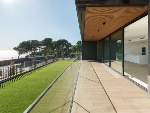 Премиальный закрытый жилой комплекс в Калонже на второй линии моря