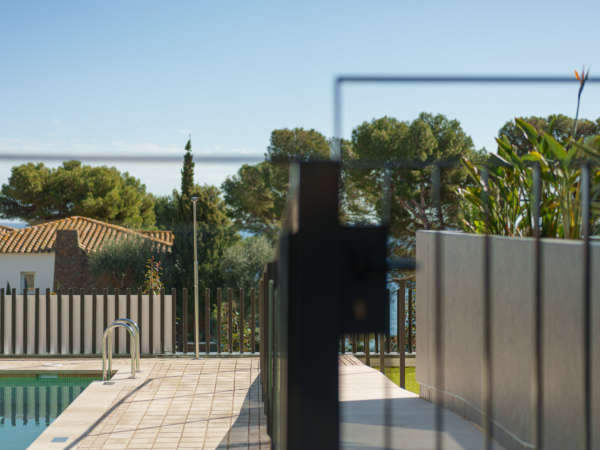 Премиальный закрытый жилой комплекс в Калонже на второй линии моря