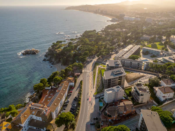 Премиальный закрытый жилой комплекс в Калонже на второй линии моря