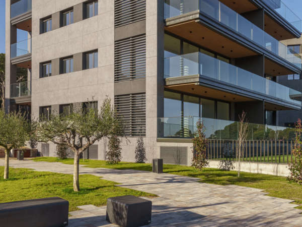 Премиальный закрытый жилой комплекс в Калонже на второй линии моря