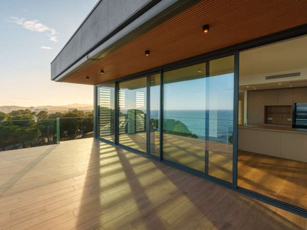 Премиальный закрытый жилой комплекс в Калонже на второй линии моря