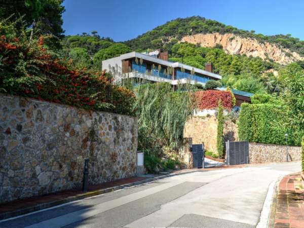 Премиальная вилла на первой линии моря в Сант Фелиу де Гишольс