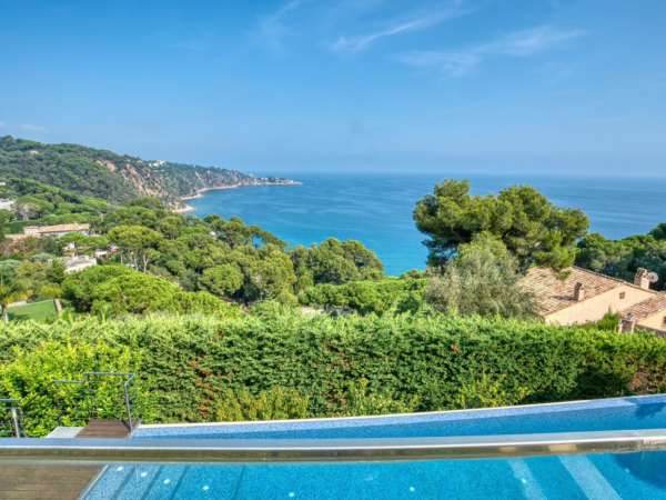 Премиальная вилла на первой линии моря в Сант Фелиу де Гишольс