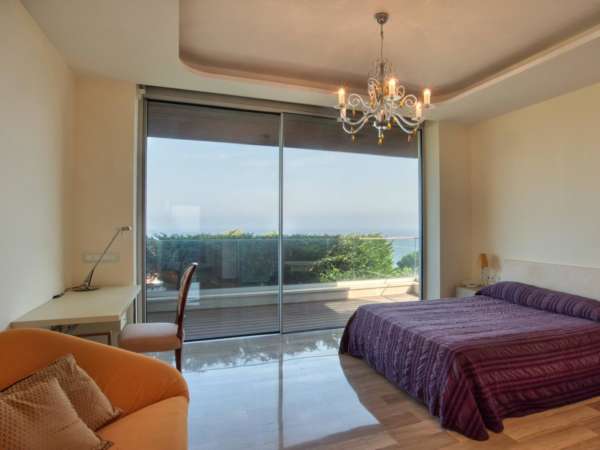 Премиальная вилла на первой линии моря в Сант Фелиу де Гишольс