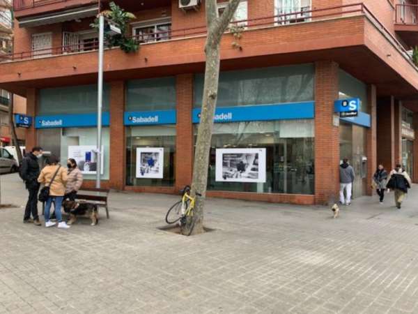 Отделение банка Sabadell  - в 2 минутах ходьбы от Площади Испании