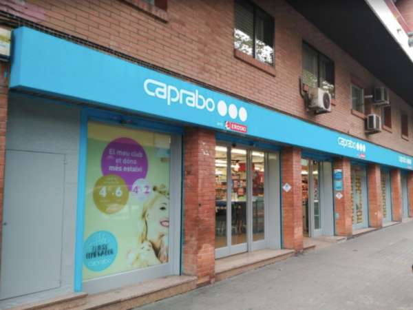 Крупнейший сетевой супермаркет Caprabo в районе Сант Марти