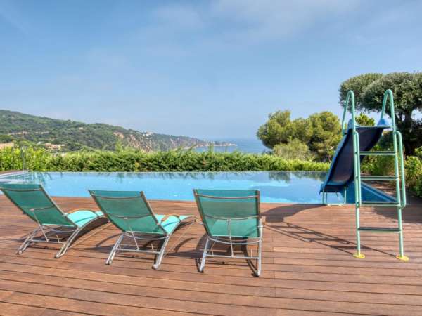 Премиальная вилла на первой линии моря в Сант Фелиу де Гишольс