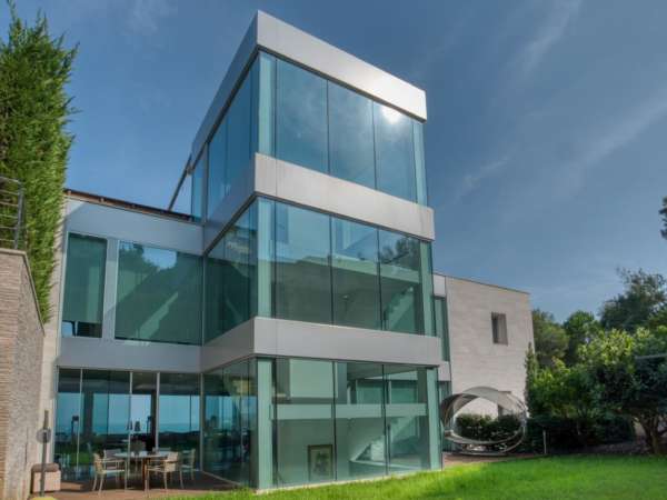 Премиальная вилла на первой линии моря в Сант Фелиу де Гишольс